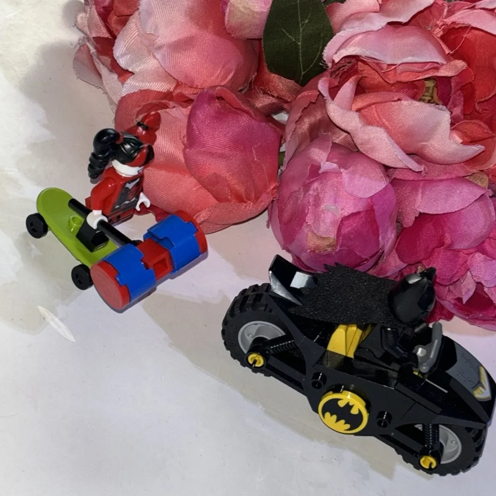 LEGO DC Batman Versus Harley Quinn 76220, Superhero Action Figure and Bike